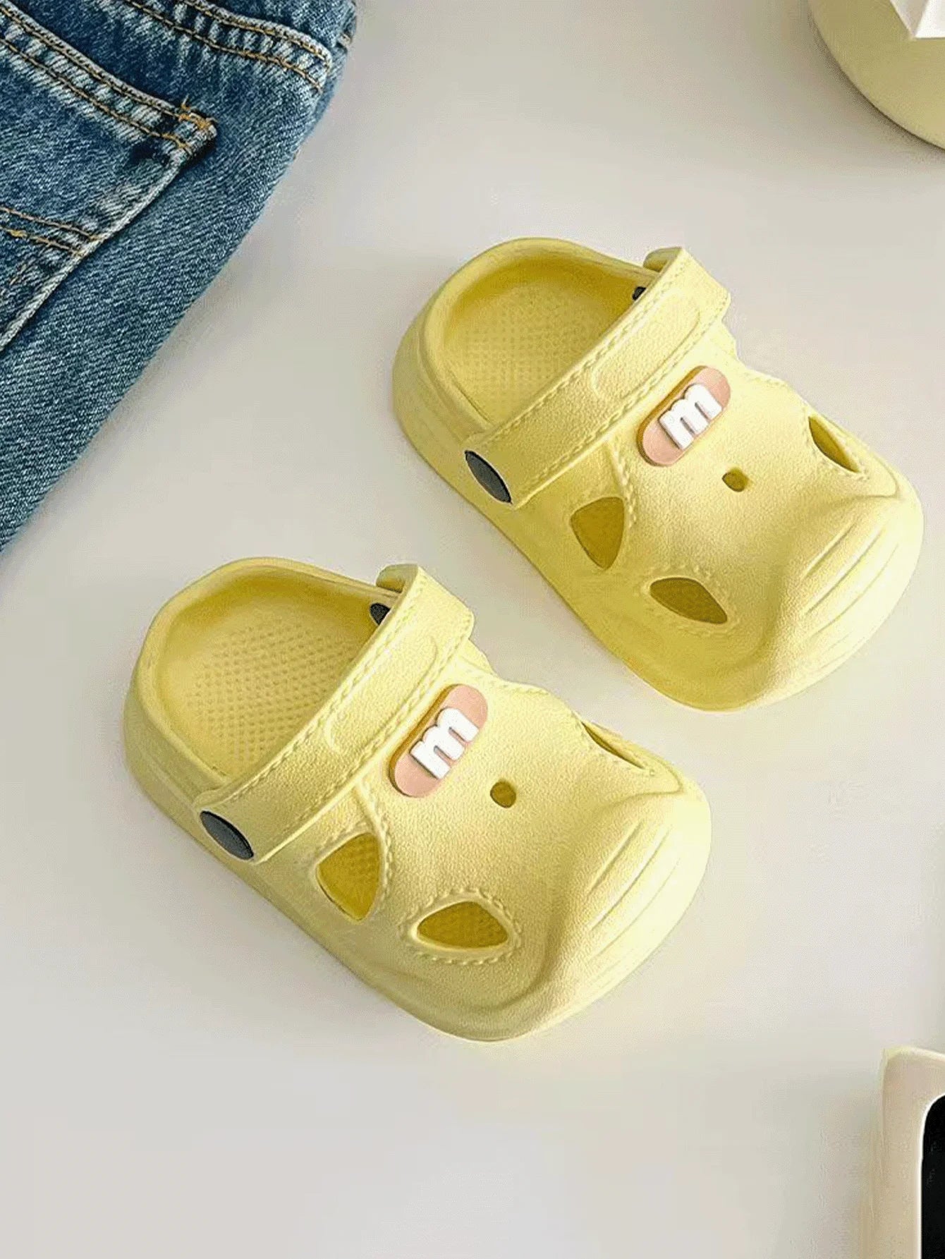 Summer's new children's crocs, suitable for both indoor and outdoor use in kindergartens, are soft-soled anti-slip cartoon flip-