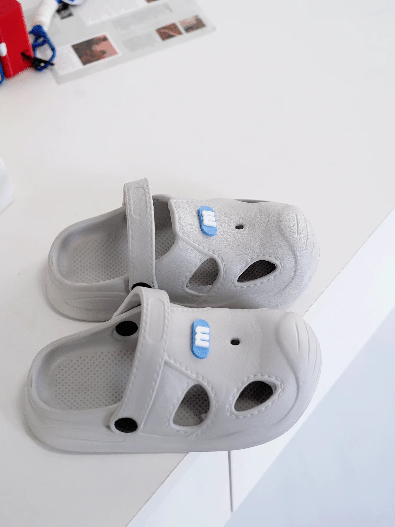Summer's new children's crocs, suitable for both indoor and outdoor use in kindergartens, are soft-soled anti-slip cartoon flip-