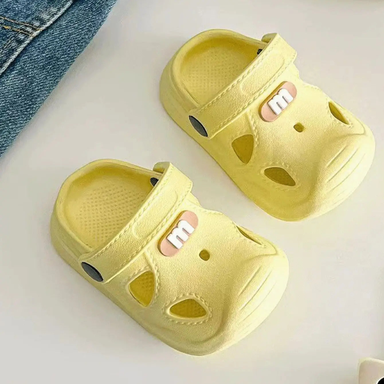 Summer's new children's crocs, suitable for both indoor and outdoor use in kindergartens, are soft-soled anti-slip cartoon flip-