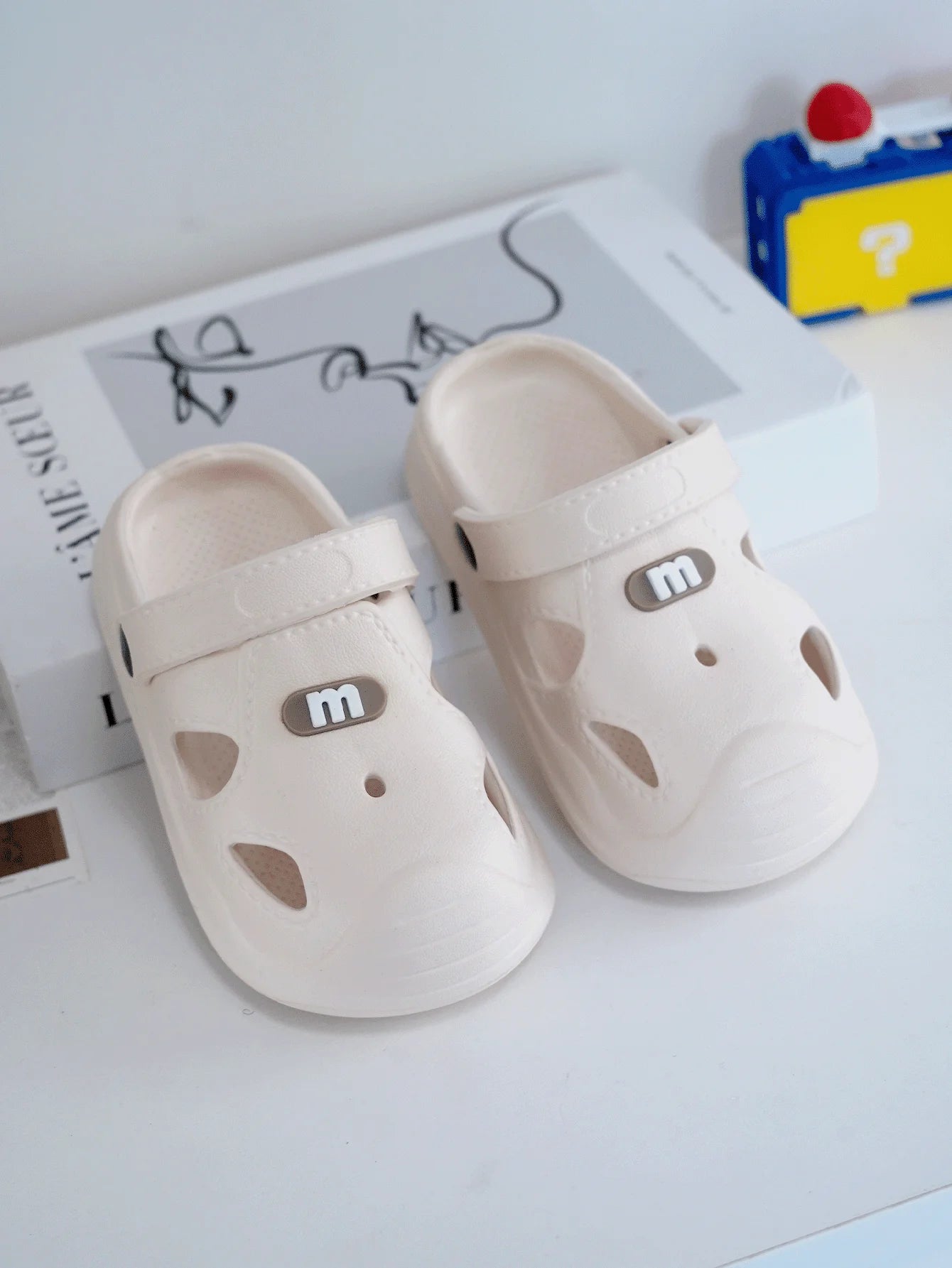 Summer's new children's crocs, suitable for both indoor and outdoor use in kindergartens, are soft-soled anti-slip cartoon flip-