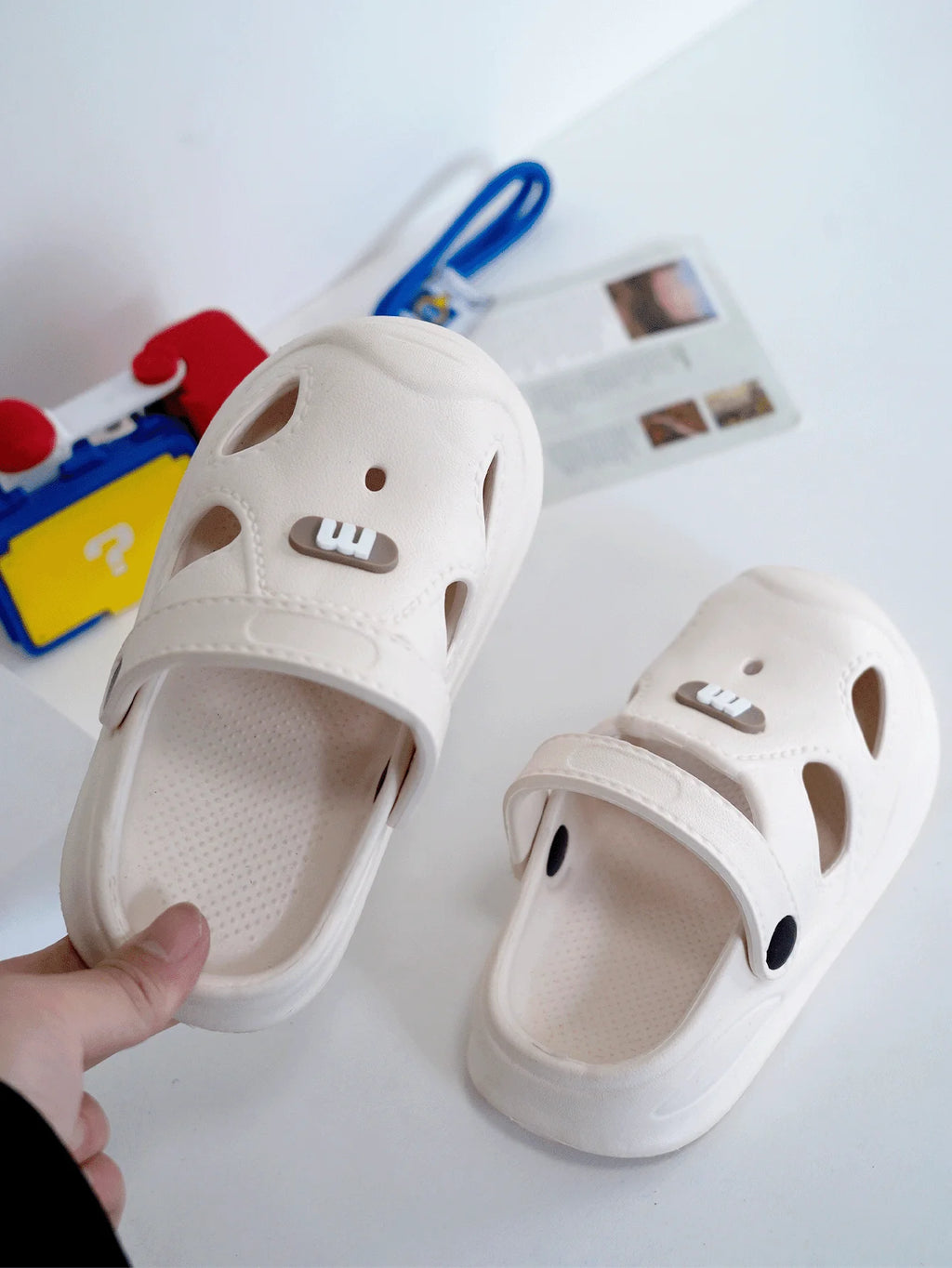 Summer's new children's crocs, suitable for both indoor and outdoor use in kindergartens, are soft-soled anti-slip cartoon flip-